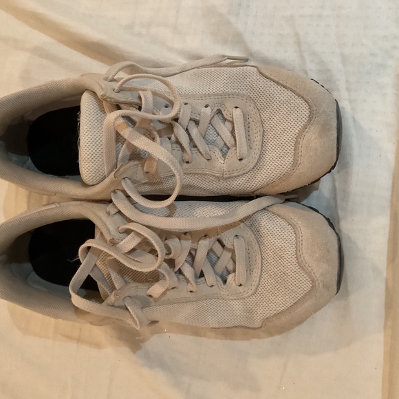 New balance shoes 8.5 - Picture 2 of 9